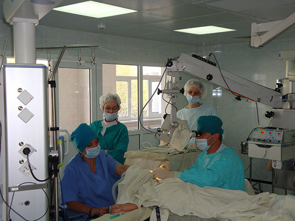 operiruet-docent-kafedri-lor