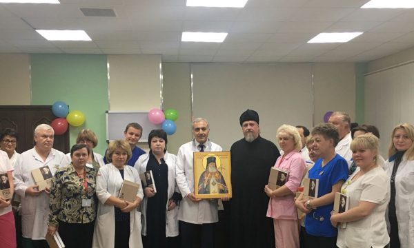 Отец Василий привез в дар больнице икону с мощами Святого Луки
