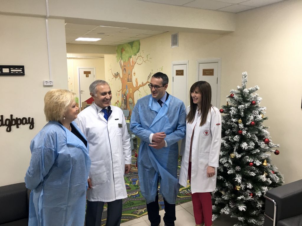 посещение больницы председателем Московской городской Думы А.В. Шапошниковым и депутатами Л.Р. Картавцевой и О.В. Шараповой