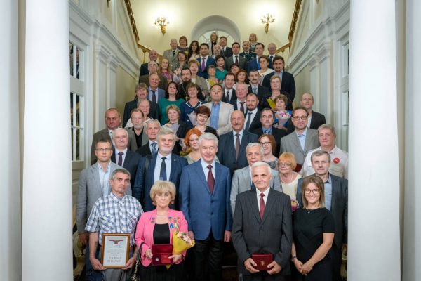 Награжденные сотрудники и Мэр на казаковской лестнице