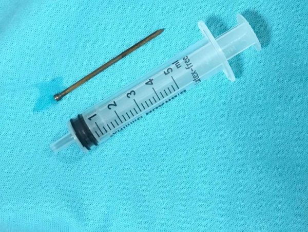 ребенок проглотил гвоздь