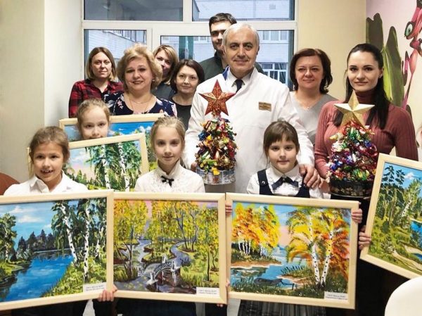 IMG_6026-13-12-18-11-39 13 декабря 2018 года маленькие волонтеры школы №2097 подарили больнице художественные картины, выполненные своими руками.