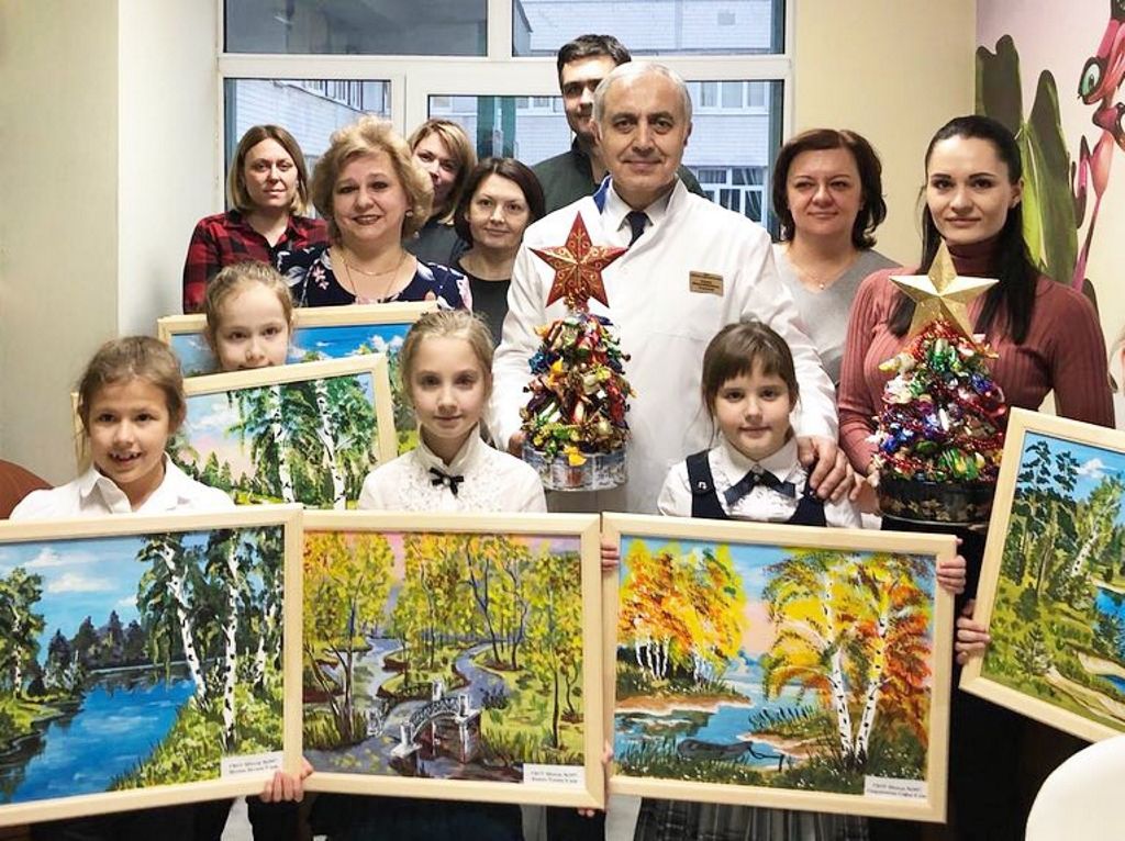 13 декабря 2018 года маленькие волонтеры школы №2097 подарили больнице художественные картины, выполненные своими руками.