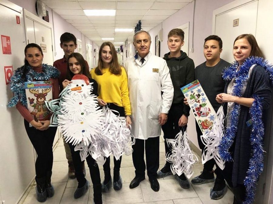 На протяжении 3-х лет волонтеры старшеклассники медицинского класса школы №2097 проводят акцию «Новогодняя сказка»