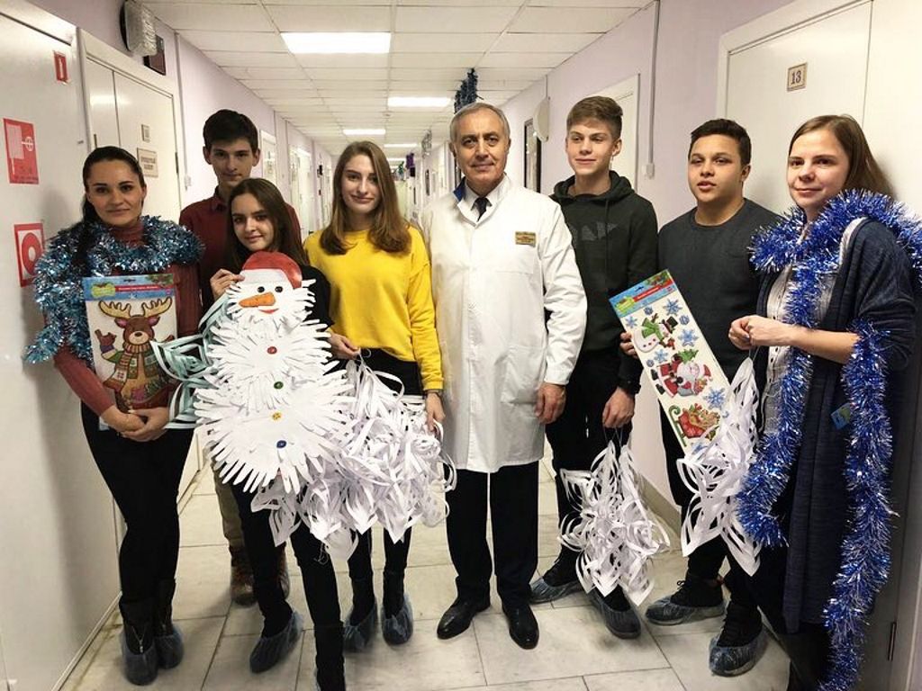 На протяжении 3-х лет волонтеры старшеклассники медицинского класса школы №2097 проводят акцию «Новогодняя сказка»