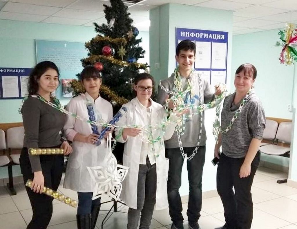 Волонтеры школьники из медицинского класса школы №1286 приняли участие в новогоднем украшении отделений больницы