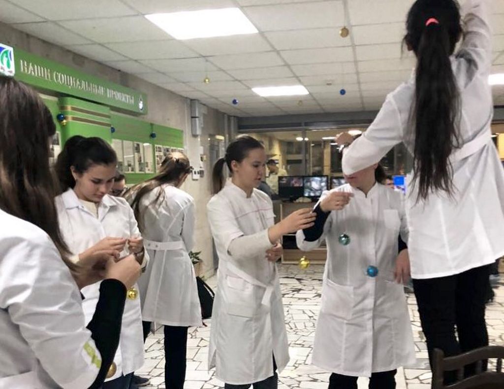 Волонтеры школьники из медицинского класса школы №1286 приняли участие в новогоднем украшении отделений больницы