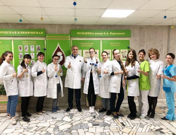 IMG_7186-17-12-18-03-35 Волонтеры школьники из медицинского класса школы №1286 приняли участие в новогоднем украшении отделений больницы