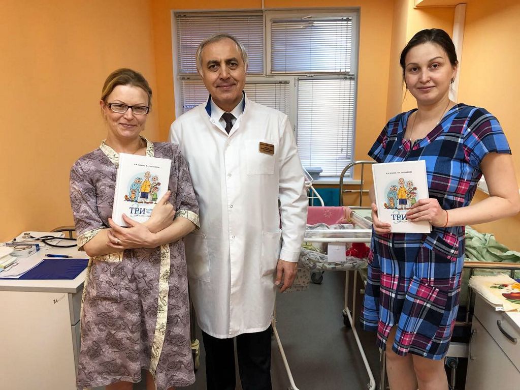 с родителям маленьких пациентов провели беседу и вручили книги «Три главных года»