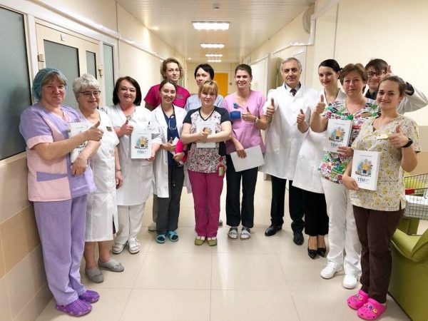 с родителям маленьких пациентов провели беседу и вручили книги «Три главных года»