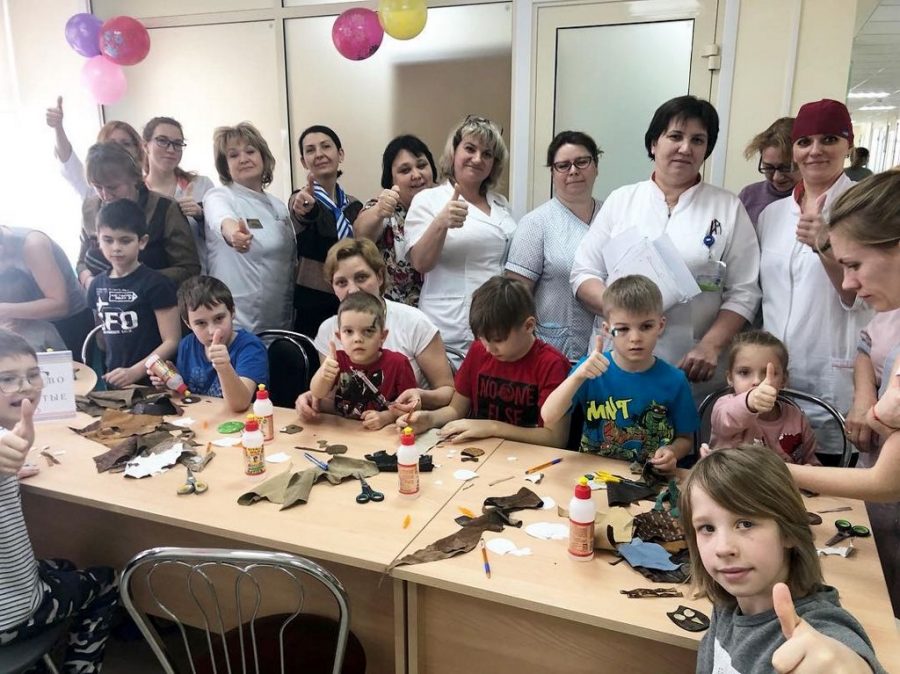 мастер-класс, на котором дети делали брелки из кожи