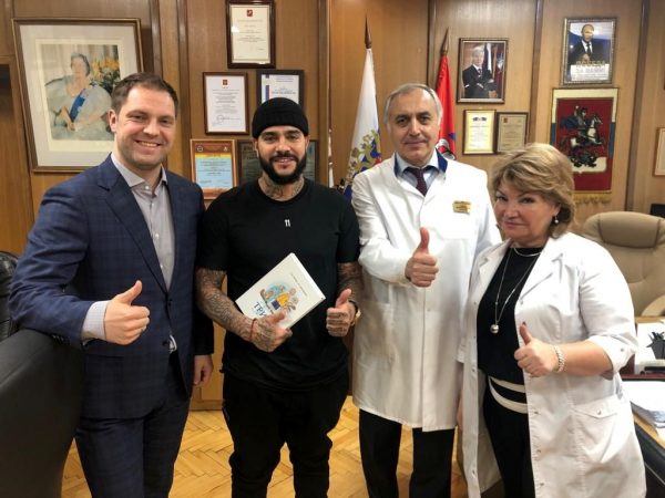 известный артист, кумир миллионов Тимати посетил нашу больницу с подарками для наших маленьких пациентов