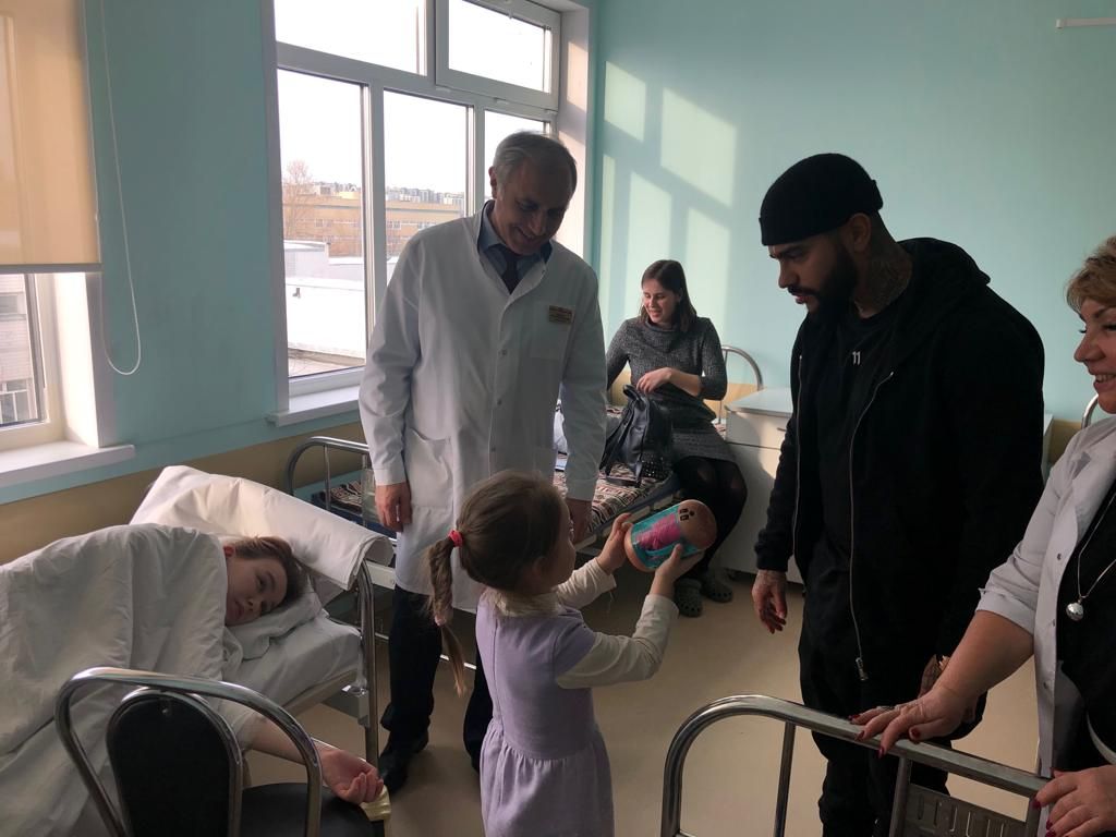известный артист, кумир миллионов Тимати посетил нашу больницу с подарками для наших маленьких пациентов