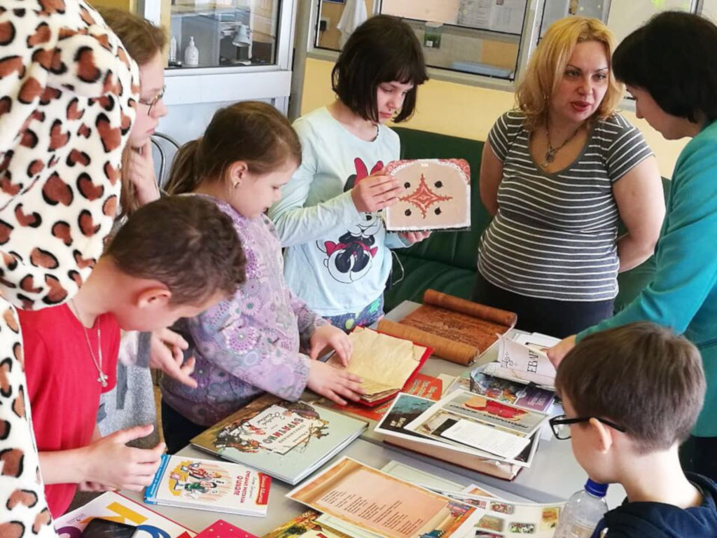 IMG_2720-22-03-19-04-40 21 марта в рамках проекта "Культурное наследие детям" в гости к нашим юным пациентам пришли заведующая библиотекой Наталья Петровна Данькевич и руководитель школьного музейного комплекса Анастасия Сергеевна Разводовская школы №1286.