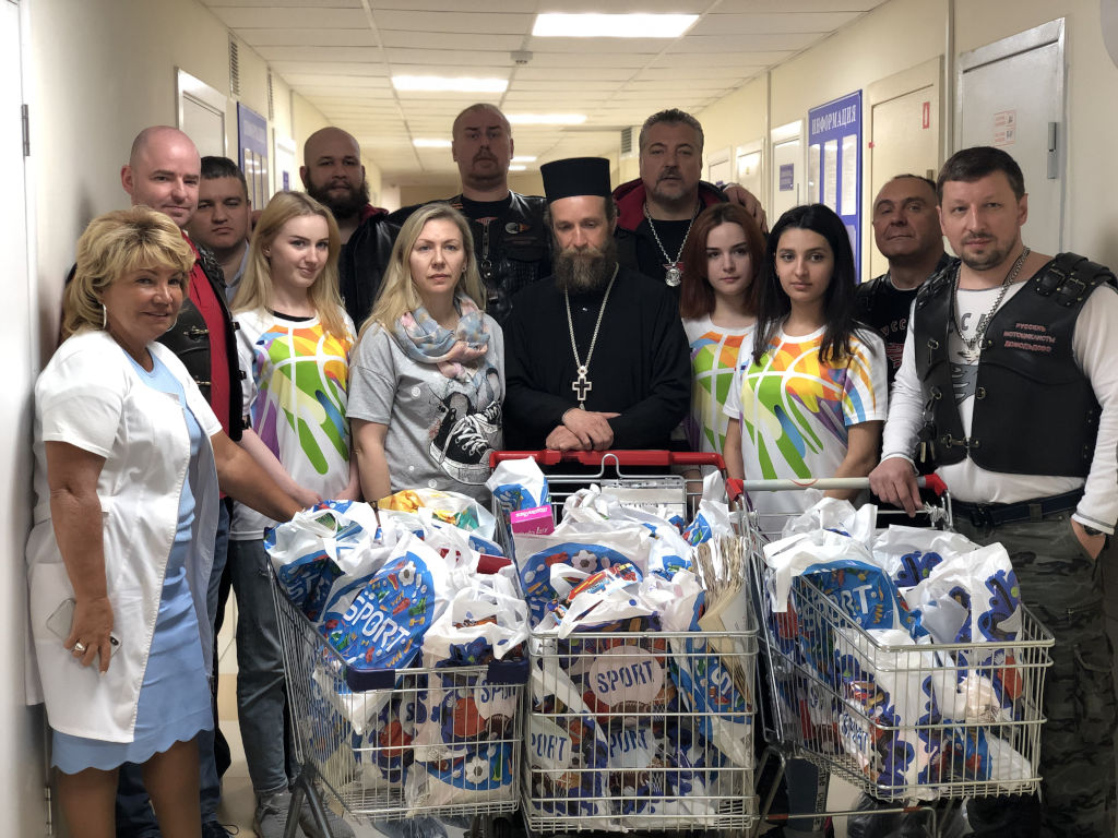 29 апреля Всероссийский Мотоклуб «Ночные Волки» и Благотворительный фонд «Мотомилосердие» поздравили пациентов хирургического отделения нашей больницы со светлым праздником Пасхи.