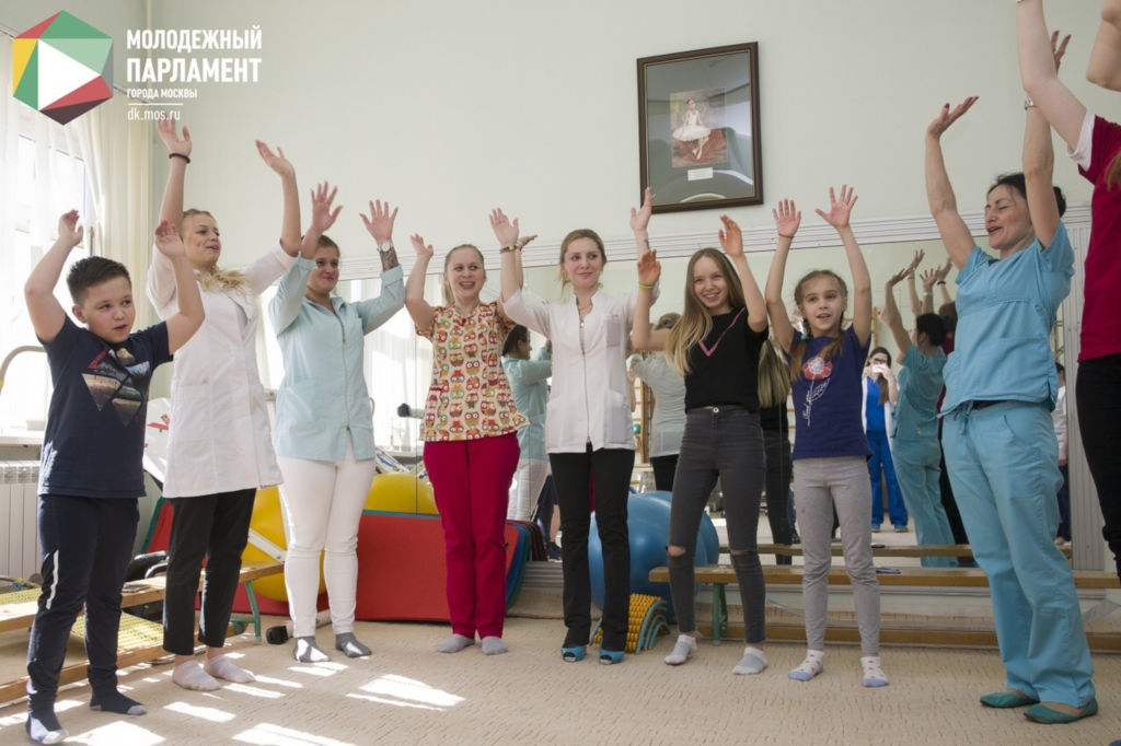 В рамках Всероссийской акции «Будь Здоров!» молодые парламентарии Москвы посетили наших маленьких пациентов и вместе с нашими сотрудниками провели для них физическую зарядку.