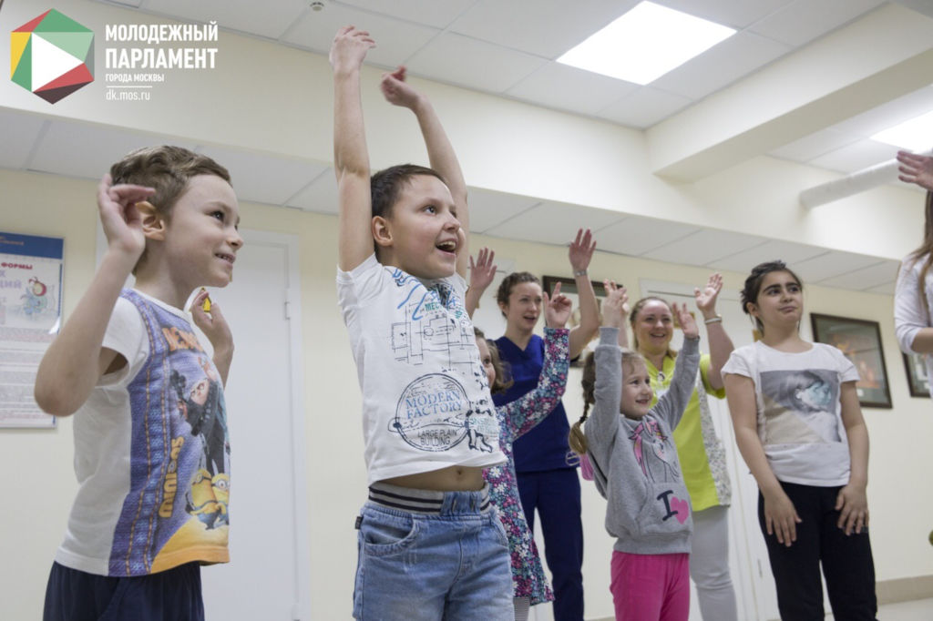 В рамках Всероссийской акции «Будь Здоров!» молодые парламентарии Москвы посетили наших маленьких пациентов и вместе с нашими сотрудниками провели для них физическую зарядку.