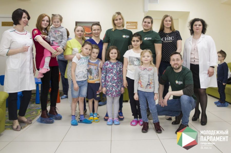 IMG_4434-08-04-19-12-01 В рамках Всероссийской акции «Будь Здоров!» молодые парламентарии Москвы посетили наших маленьких пациентов и вместе с нашими сотрудниками провели для них физическую зарядку.