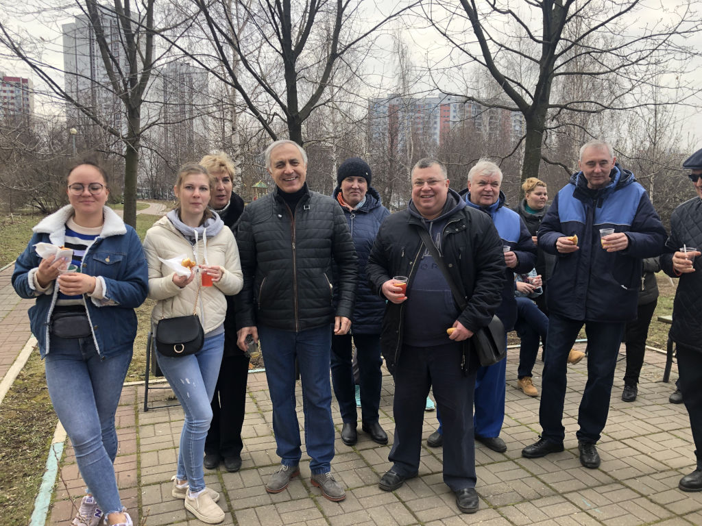 Сегодня сотрудники больницы, около 400 человек дружно вышли и активно приняли участие в субботнике