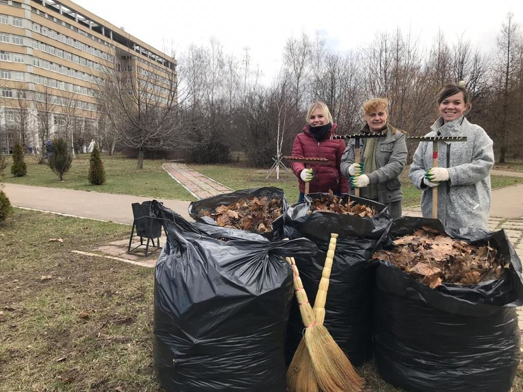 Сегодня сотрудники больницы, около 400 человек дружно вышли и активно приняли участие в субботнике