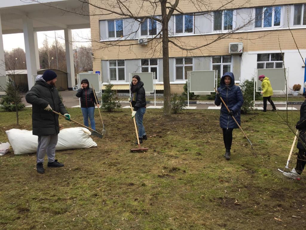 Сегодня сотрудники больницы, около 400 человек дружно вышли и активно приняли участие в субботнике