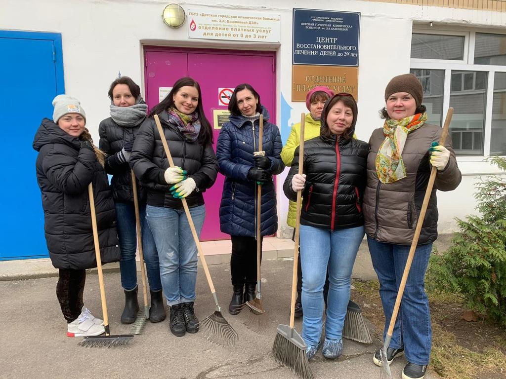 Сегодня сотрудники больницы, около 400 человек дружно вышли и активно приняли участие в субботнике