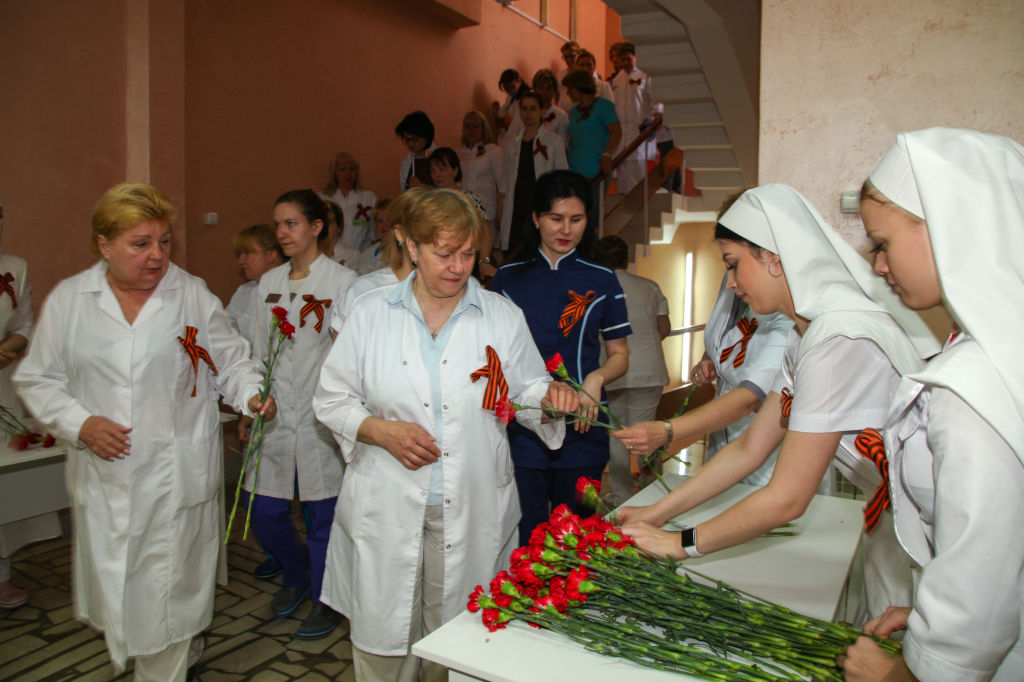 Сегодня в нашей больнице мы провели праздничные мероприятия, посвящённые 74 годовщине Великой Победы. В мероприятии приняли участие как сотрудники больницы, так и их дети, а также дети, находящиеся на лечении в больнице.