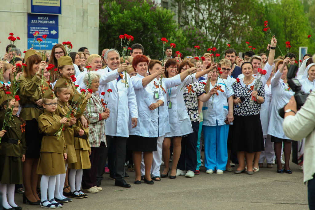 Сегодня в нашей больнице мы провели праздничные мероприятия, посвящённые 74 годовщине Великой Победы. В мероприятии приняли участие как сотрудники больницы, так и их дети, а также дети, находящиеся на лечении в больнице.