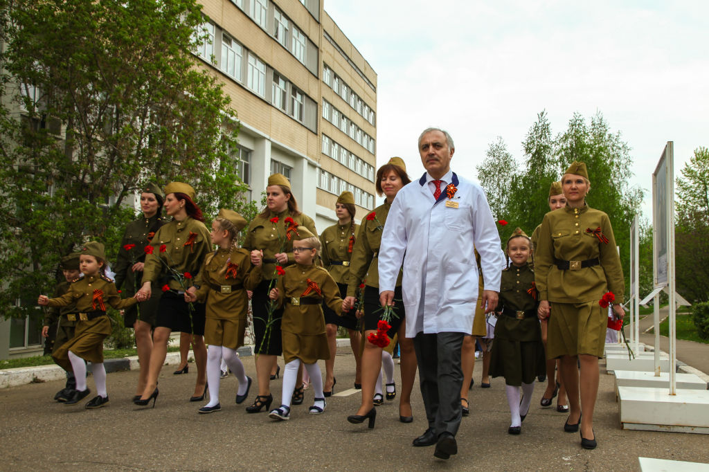 Сегодня в нашей больнице мы провели праздничные мероприятия, посвящённые 74 годовщине Великой Победы. В мероприятии приняли участие как сотрудники больницы, так и их дети, а также дети, находящиеся на лечении в больнице.