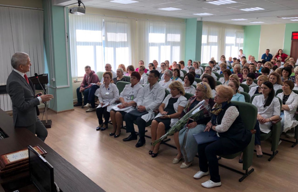 16 мая, депутат Государственной Думы Геннадий Онищенко встретился с коллективом нашей больницы на общебольничной конференции