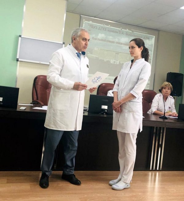 IMG_3445-11-06-19-05-55 На очередной общебольничной конференции, после обсуждения всех производственных вопросов, главный врач поздравил победительницу городского конкурса "Лучшая медицинская сестра-2019г." Якупову Лилию Мухаррямовну и вручил ей Почетную грамоту Департамента здравоохранения г. Москвы.