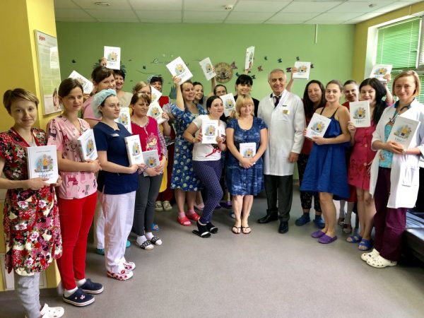 FullSizeRender-08-07-19-04-58 Сегодня мы подарили нашу книгу «Три главных года» всем мамам, находящимся на лечении в отделении патологии новорождённых больницы.