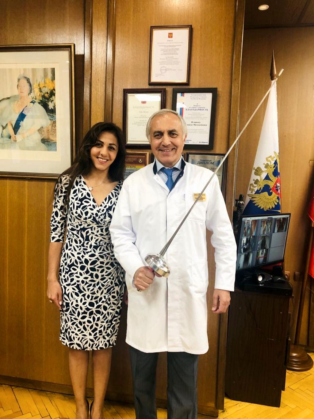 IMG_4867-28-06-19-07-10 Сегодня главный врач Исмаил Османов получил необычный подарок от российской фехтовальщицы, двукратной олимпийской чемпионки (2000, 2004), чемпионки мира (2003), чемпионки Европы (2004) и чемпионки России (2005) по фехтованию на шпагах, заслуженного мастера спорта России Карины Азнавурян