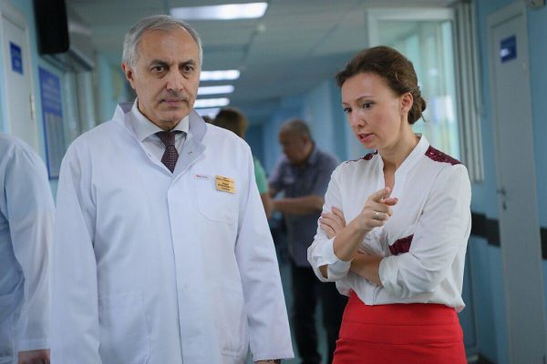 Сегодня из больницы мы выписали девочку с тяжелым врожденным пороком развития центральной нервной системы: гидроцефалия и врожденная спино – мозговая грыжа огромных размеров.