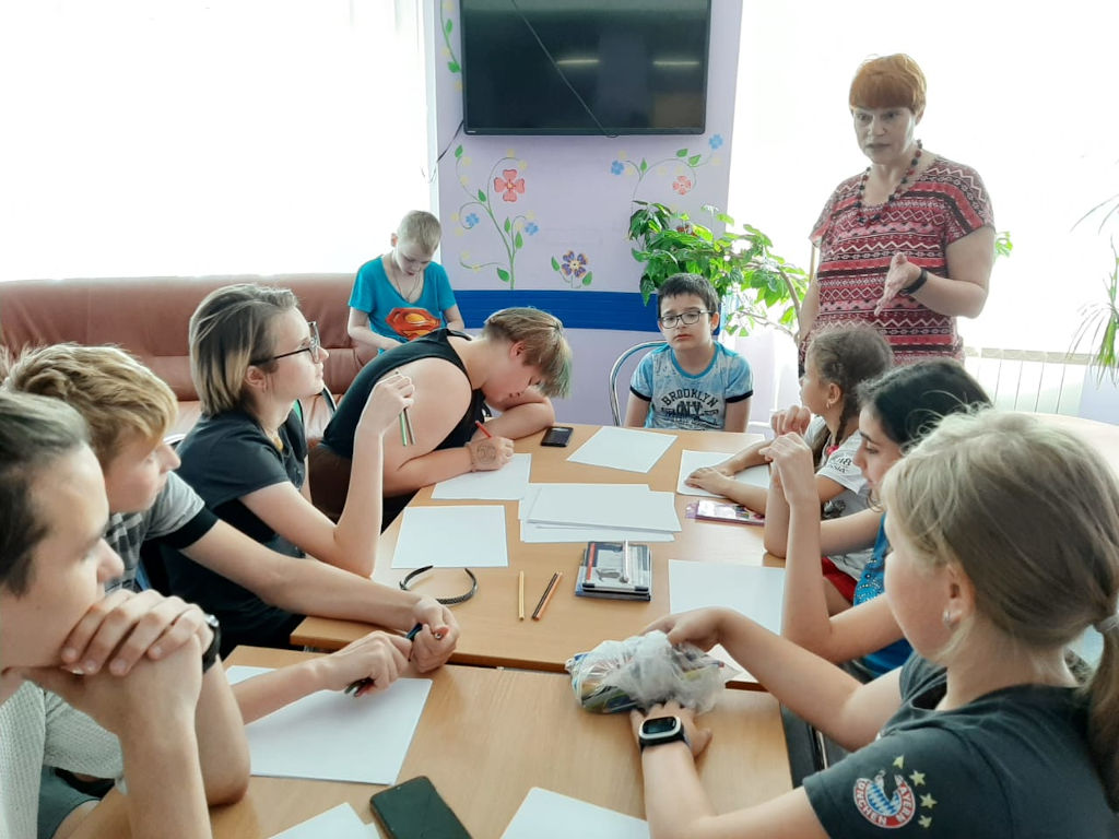 В нашей больнице продолжаются творческие занятия в рамках проекта «Культурное наследие детям» и вчера состоялось очередное занятие «Рисуем сказку», которое провела член общественного совета больницы, медицинский журналист, обозреватель Медицинской газеты и медицинского интернет - портала Наталия Лескова.