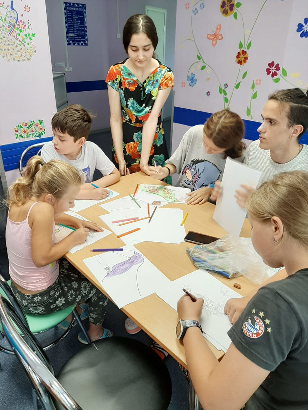 В нашей больнице продолжаются творческие занятия в рамках проекта «Культурное наследие детям» и вчера состоялось очередное занятие «Рисуем сказку», которое провела член общественного совета больницы, медицинский журналист, обозреватель Медицинской газеты и медицинского интернет - портала Наталия Лескова.