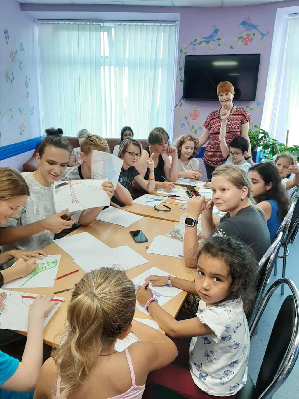 В нашей больнице продолжаются творческие занятия в рамках проекта «Культурное наследие детям» и вчера состоялось очередное занятие «Рисуем сказку», которое провела член общественного совета больницы, медицинский журналист, обозреватель Медицинской газеты и медицинского интернет - портала Наталия Лескова.