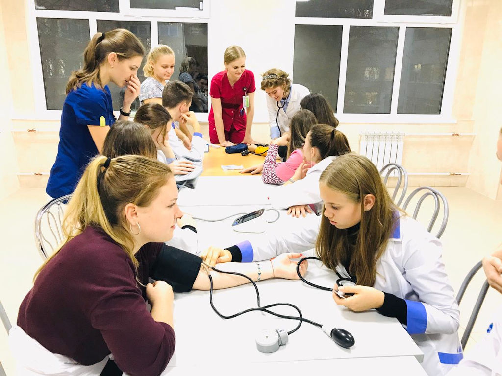В нашей больнице продолжается ежегодный проект «Медицинский класс в московской школе», учреждённый Правительством Москвы. 5 ноября состоялась встреча сотрудников больницы с учениками школы 1298 района Куркино.