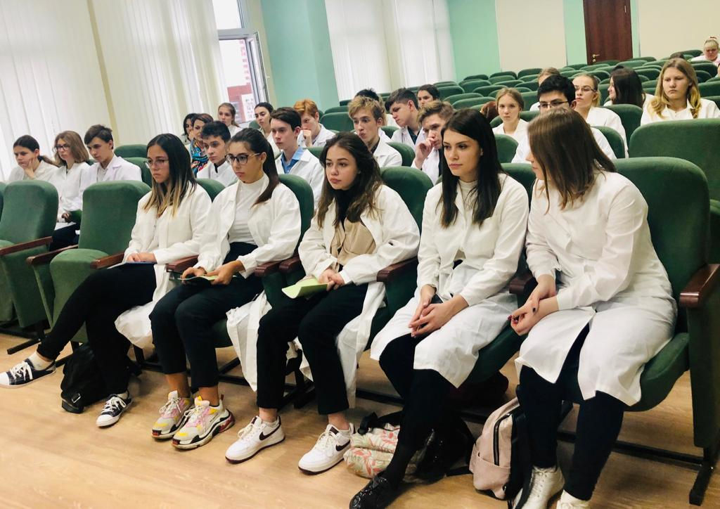 В нашей больнице продолжается ежегодный проект «Медицинский класс в московской школе», учреждённый Правительством Москвы. 5 ноября состоялась встреча сотрудников больницы с учениками школы 1298 района Куркино.