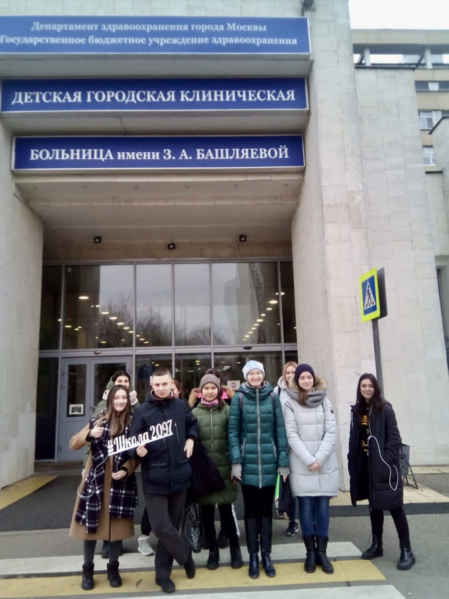 image-20-11-19-11-40-10 19 ноября 2019 г. старшеклассники школы № 1517 и 2097 посетили 7 отделений нашей больницы