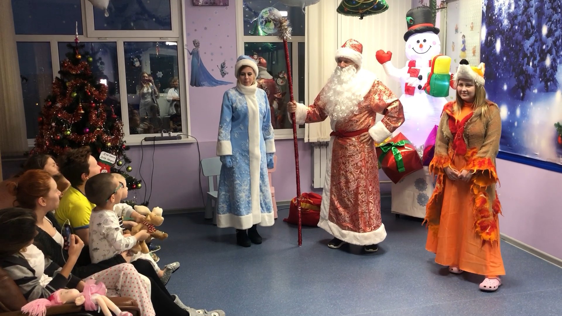 cap_video-13-12-19-06-19_00:00:58_01 Сегодня сотрудники уроандрологического отделения организовали и провели для наших маленьких пациентов новогодний праздник, на котором сказочные герои лиса, Дед Мороз и Снегурочка играли с детьми, танцевали, проводили конкурсы, и водили хороводы.