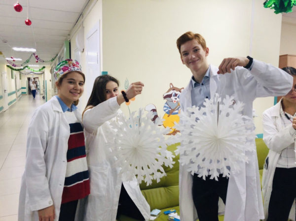 image-12-12-19-01-10-3 юные медики школы №1298 украсили игровую зону нейрохирургического отделения новогодними гирляндами и сами изготовили многие украшения