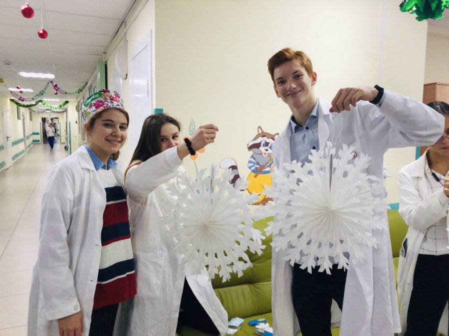 юные медики школы №1298 украсили игровую зону нейрохирургического отделения новогодними гирляндами и сами изготовили многие украшения