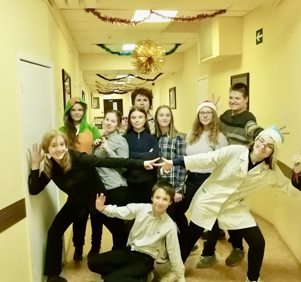 image-18-12-19-01-46-6 по новогоднему украсили лор отделение