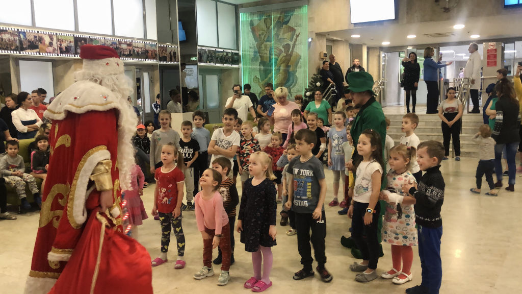 Сегодня к нам в гости пришли знаменитая и популярная телеведущая Арина Шарапова и общественный деятель Светлана Астахова, которые организовали для деток праздничное театрализованное новогоднее мероприятие
