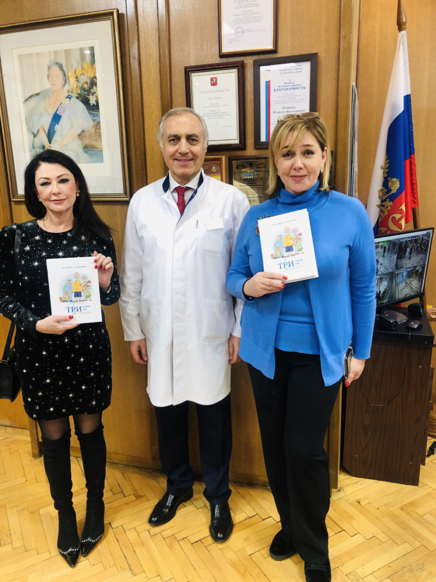 image-18-12-19-11-25-7 Сегодня к нам в гости пришли знаменитая и популярная телеведущая Арина Шарапова и общественный деятель Светлана Астахова, которые организовали для деток праздничное театрализованное новогоднее мероприятие