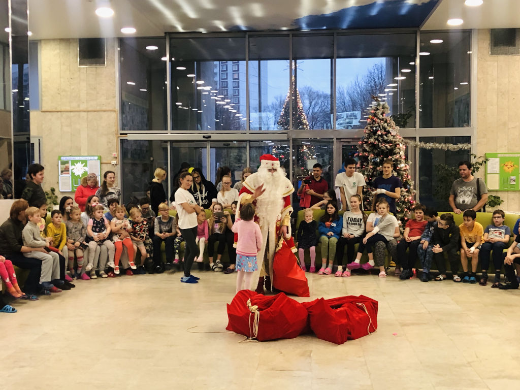 Сегодня к нам в гости пришли знаменитая и популярная телеведущая Арина Шарапова и общественный деятель Светлана Астахова, которые организовали для деток праздничное театрализованное новогоднее мероприятие