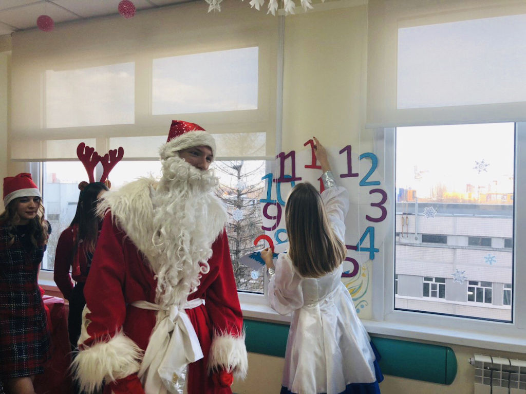 20 декабря к нам в больницу пришли ученики медицинского класса школы № 1298 и провели для детей новогоднее представление