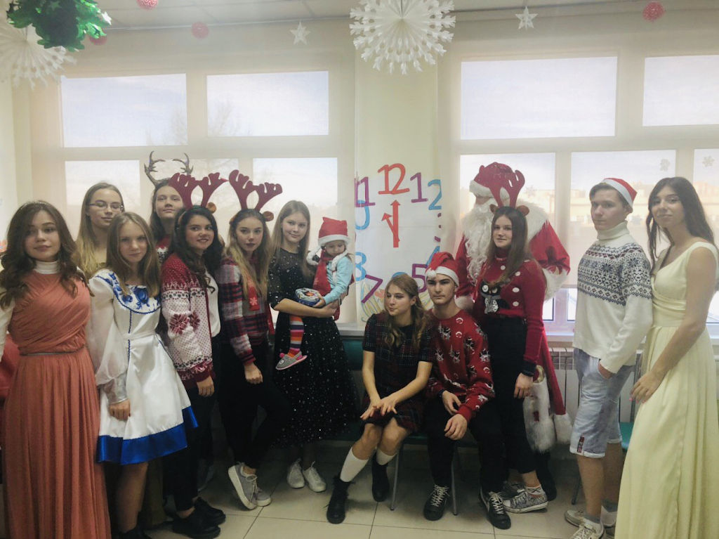 20 декабря к нам в больницу пришли ученики медицинского класса школы № 1298 и провели для детей новогоднее представление
