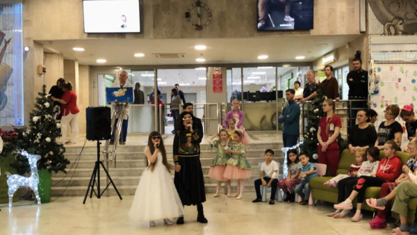 image-25-12-19-06-50-3 Диана Гурцкая поздравила наших детей своим замечательным выступлением и всех порадовала своим чудесным голосом